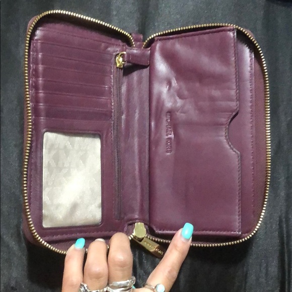 Michael Kors jet set quilted plum wristlet - Picture 2 of 3